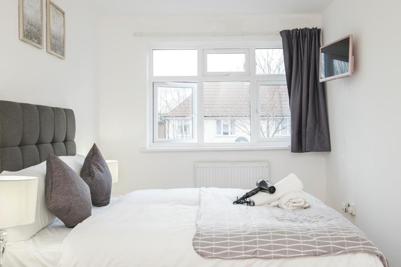 Spacious 3 Bed 1 Bath Hse W Guest Toilet W Parking Near Excel - E16 Londres