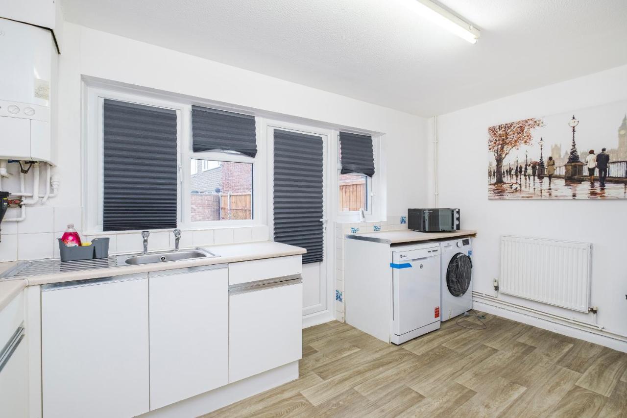 Spacious 3 Bed 1 Bath Hse W Guest Toilet W Parking Near Excel - E16 Appartement