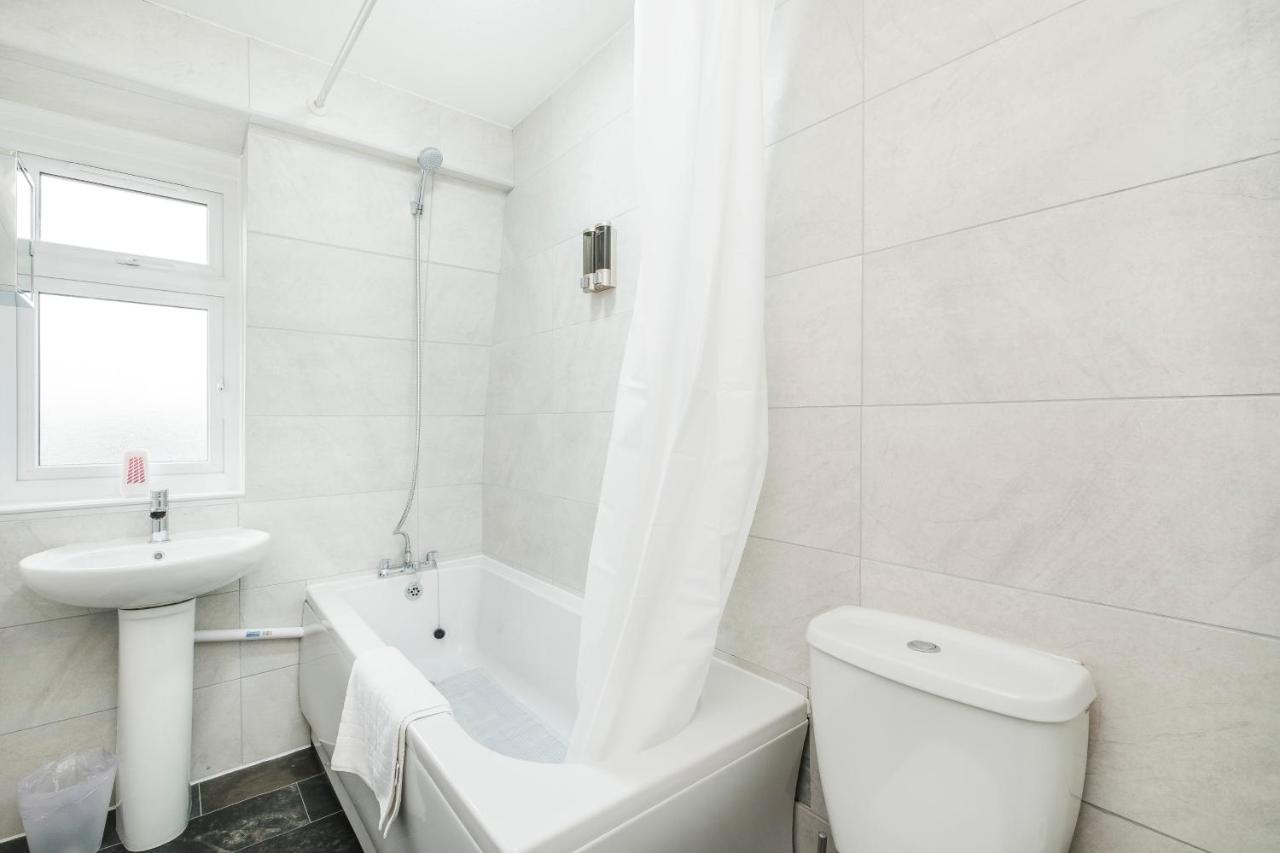 Spacious 3 Bed 1 Bath Hse W Guest Toilet W Parking Near Excel - E16 Londres