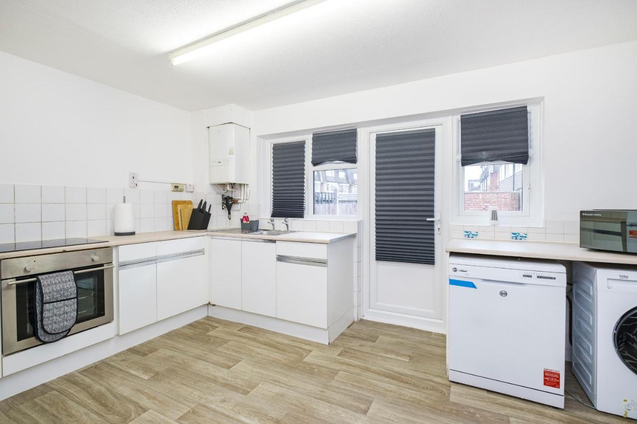 Spacious 3 Bed 1 Bath Hse W Guest Toilet W Parking Near Excel - E16 Londres
