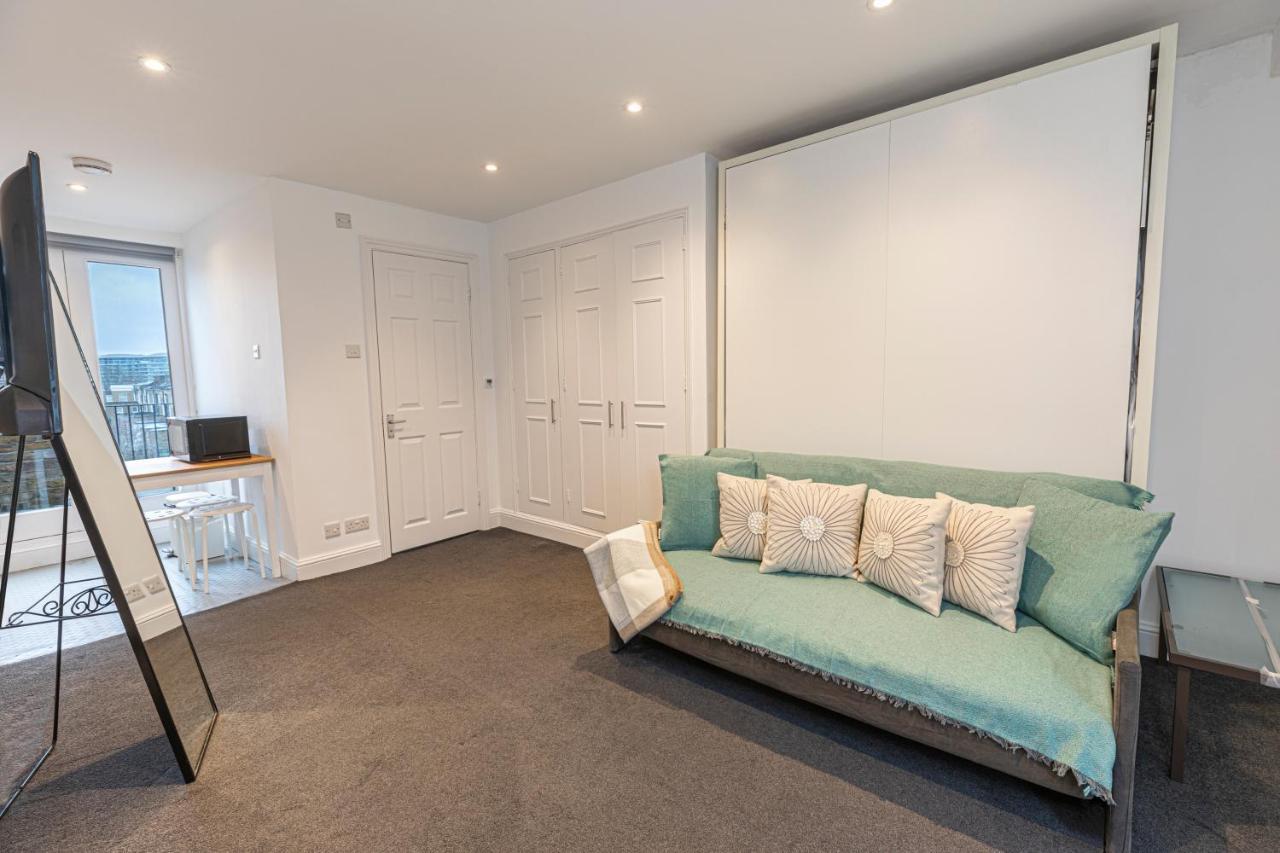 Modern Studio Flat With Balcony On The King's Road In Chelsea, Apartment London