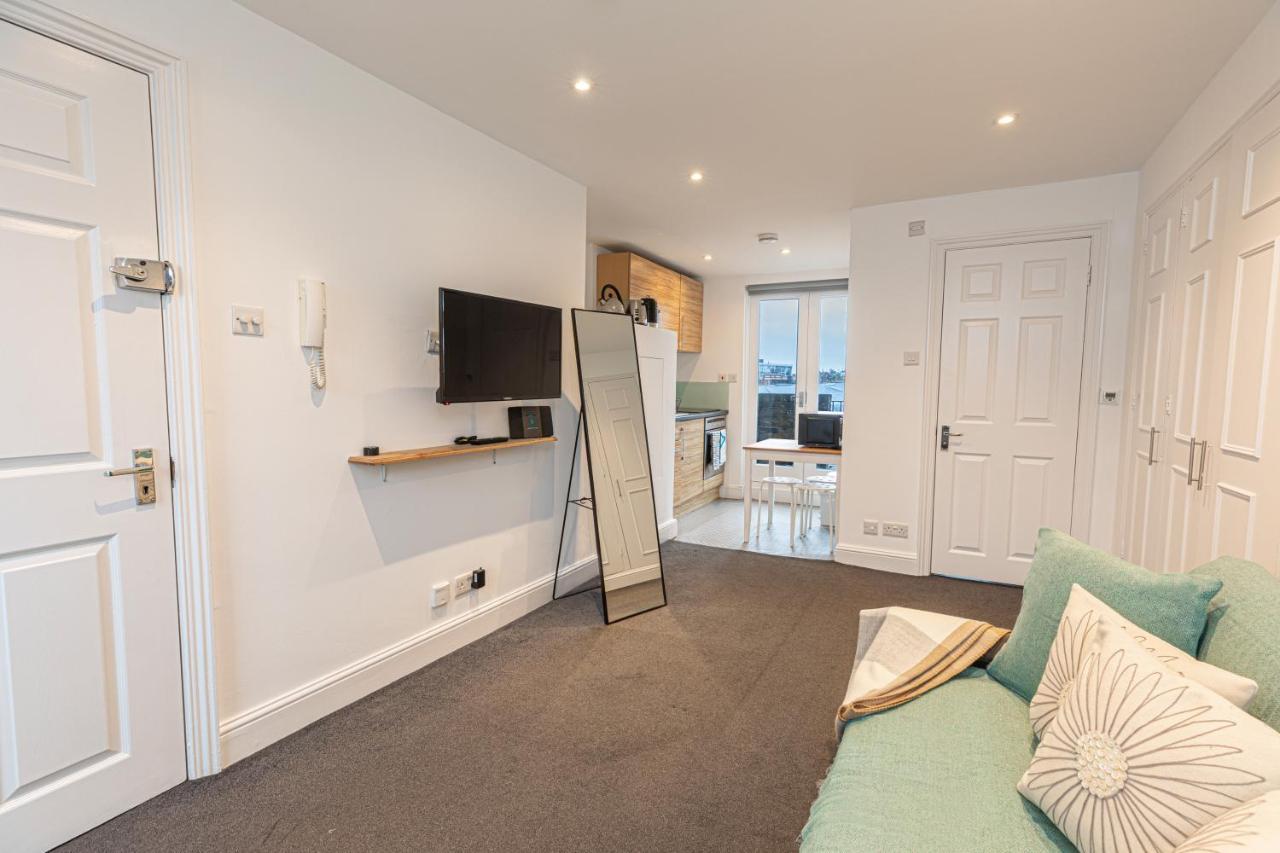 Apartment Modern Studio Flat With Balcony On The King's Road In Chelsea,