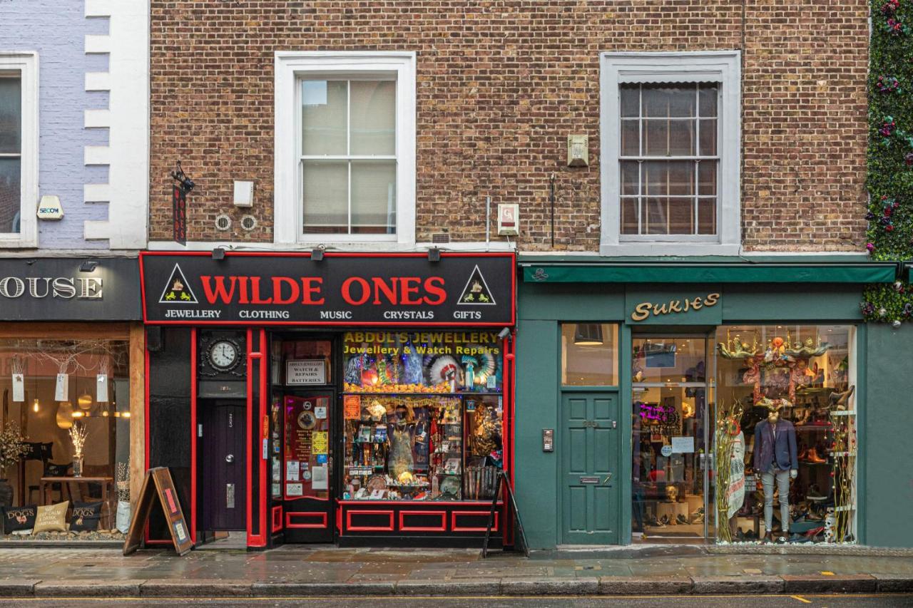 Modern Studio Flat With Balcony On The King's Road In Chelsea,