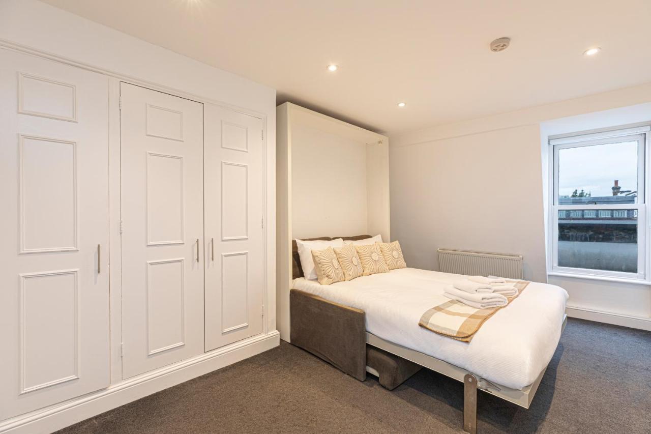 Apartment Modern Studio Flat With Balcony On The King's Road In Chelsea,