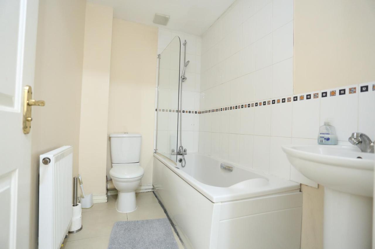 Holiday home Lovely 4 Bed House London