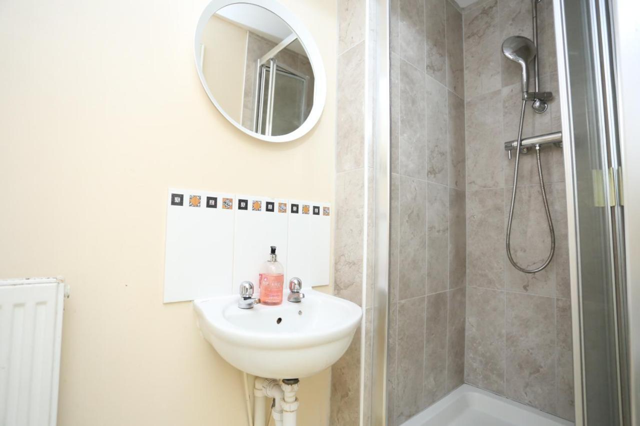 Lovely 4 Bed House Holiday home London