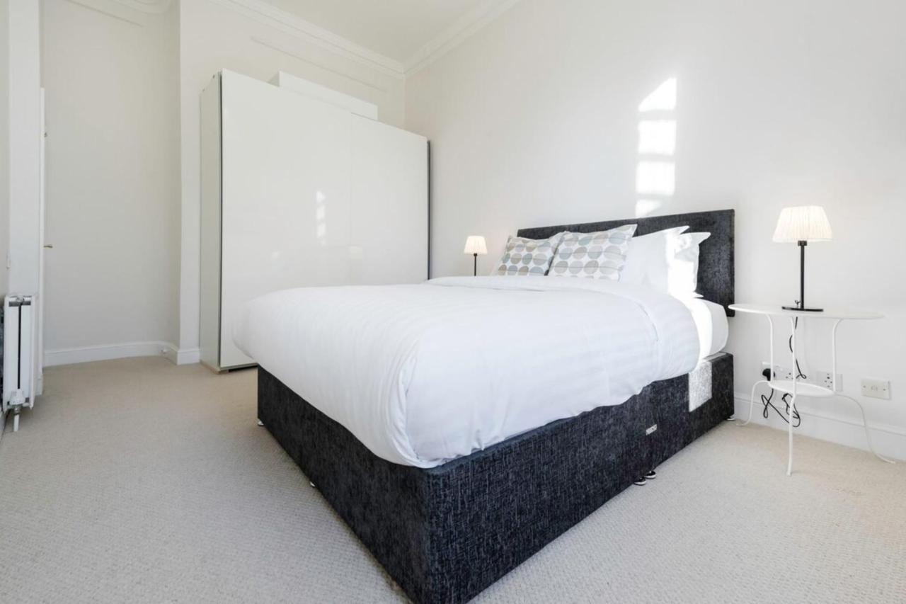 Elegant Earl's Court 2 Bedroom Flat Just 4 Minutes From Tube Appartement Londen