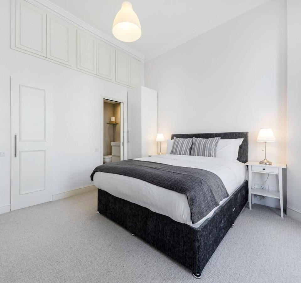 Elegant Earl's Court 2 Bedroom Flat Just 4 Minutes From Tube Londen