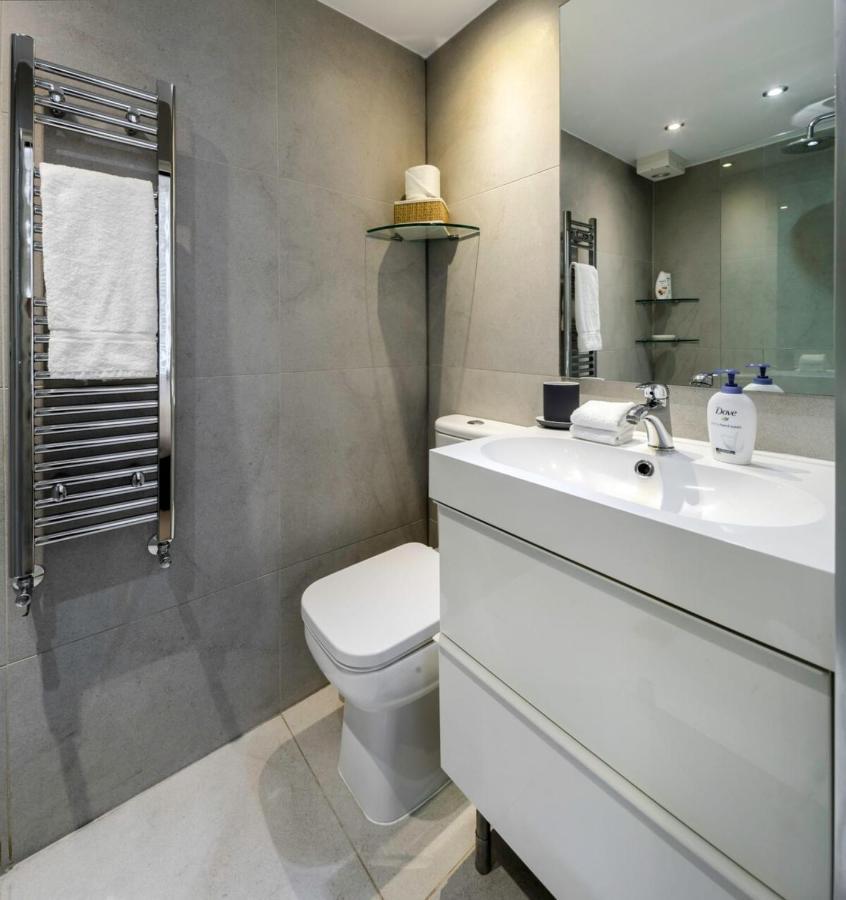 Elegant Earl's Court 2 Bedroom Flat Just 4 Minutes From Tube Londen