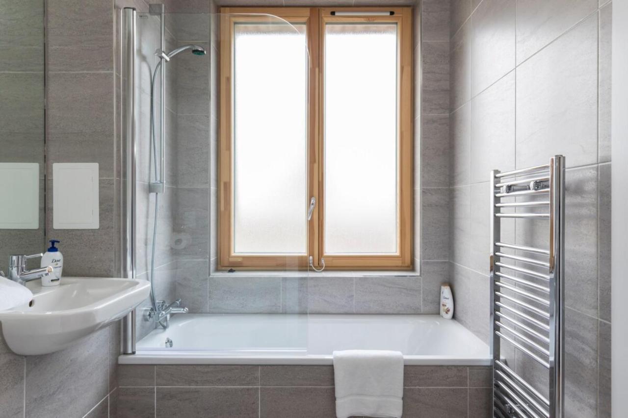 Apartment Modern & Designed 2 Bed Penthouse Apt Sleeps Five London