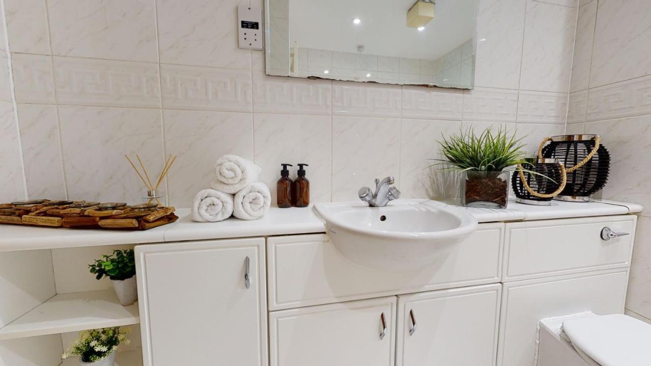 Docklands Riverside Superior 3 Bedroom Apartment By Delta Accomodation * Londra