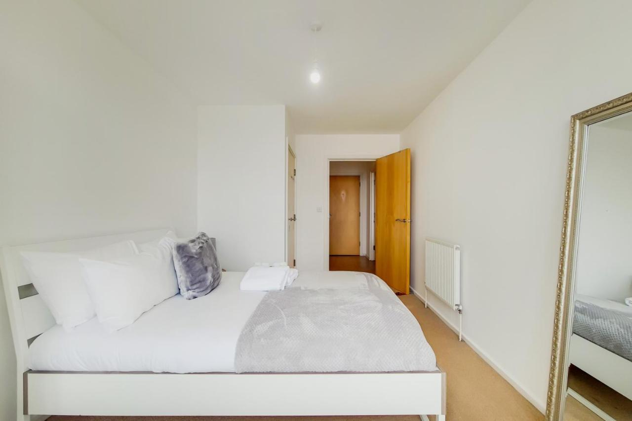 Free Parking - Two Bed By Docklands