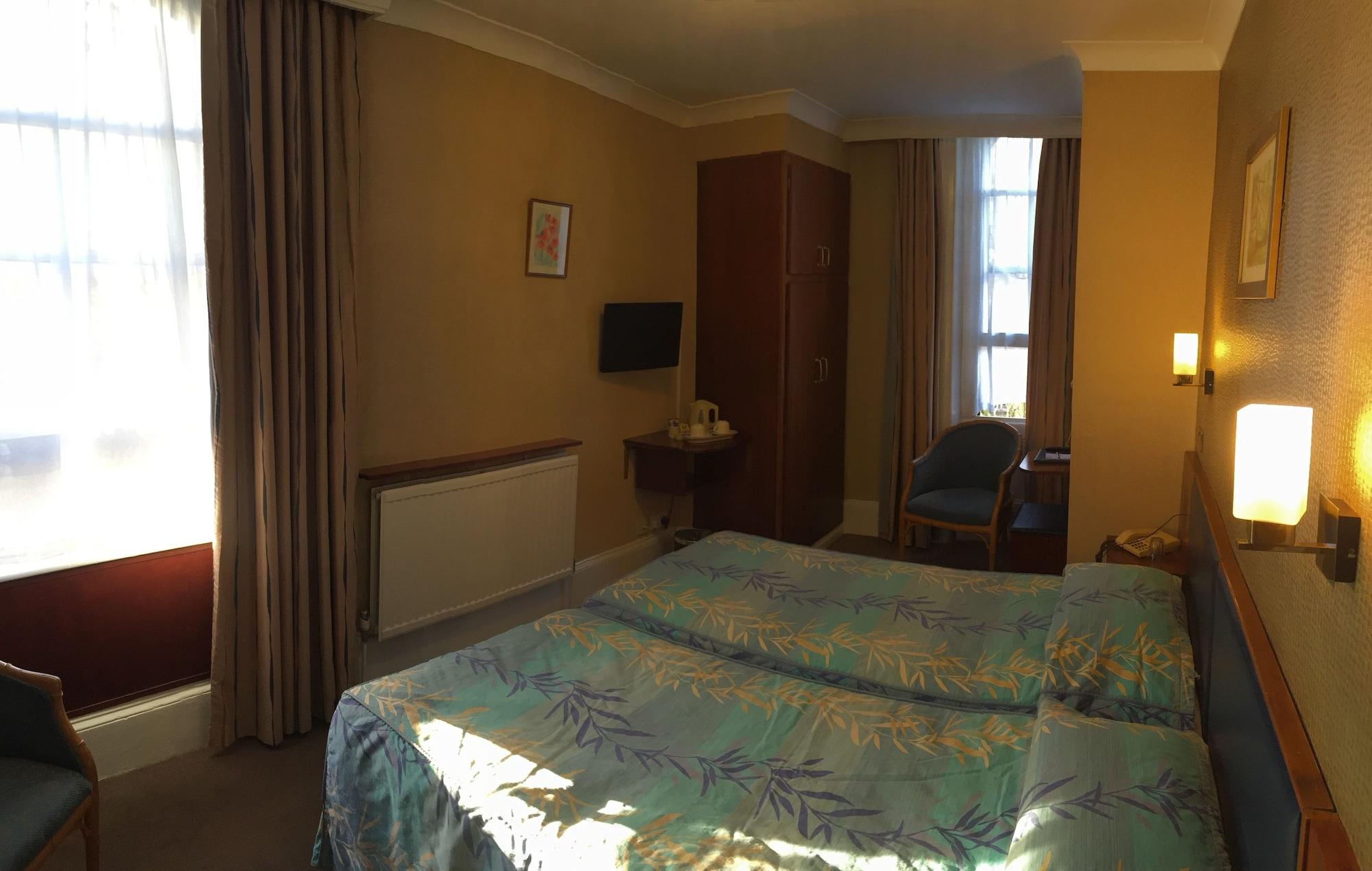 Mitre House Hotell 3*