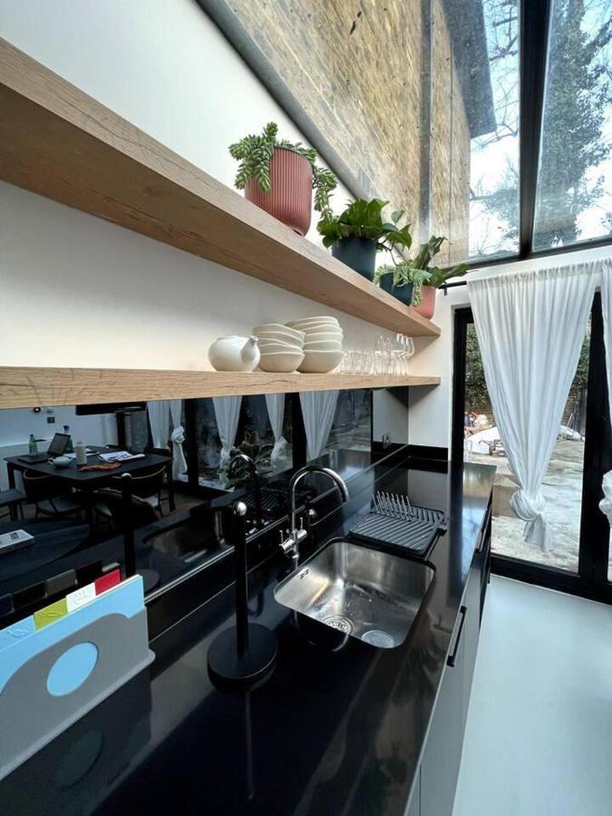 Design Led 1 Bed In Cosmopolitan Queens Park Londra