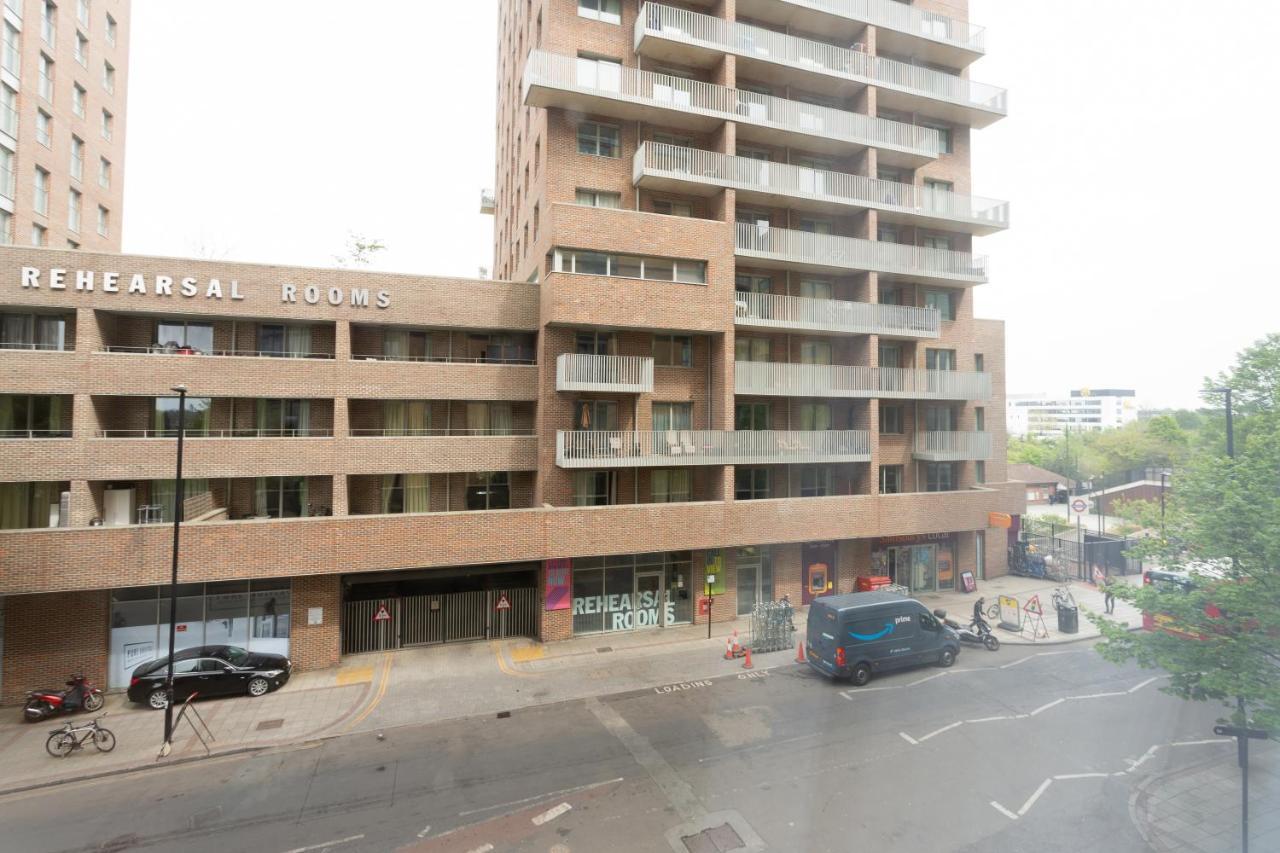 Modern Spacious Close To Station Leilighet *