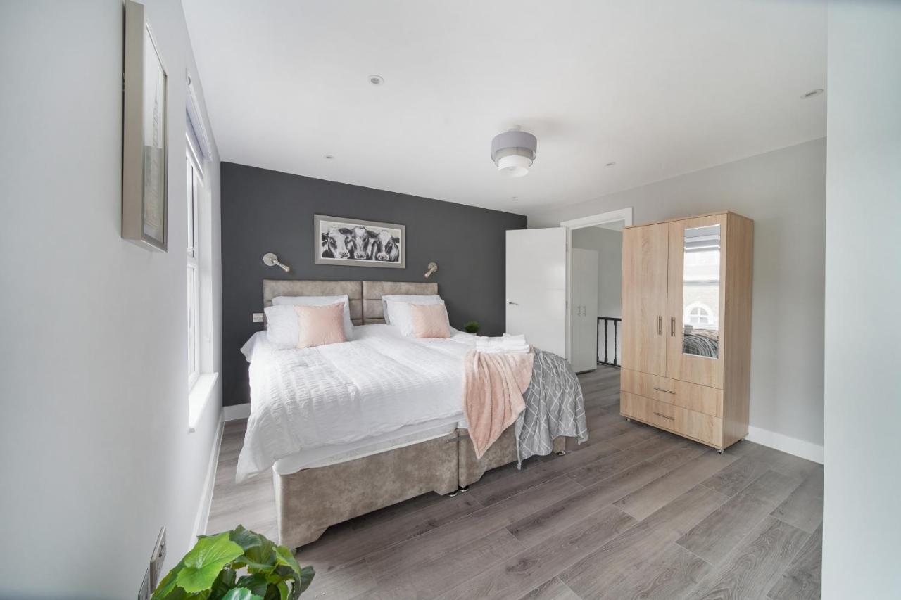 Stunning 3 Bed 3 Bath Townhouse Lägenhet *