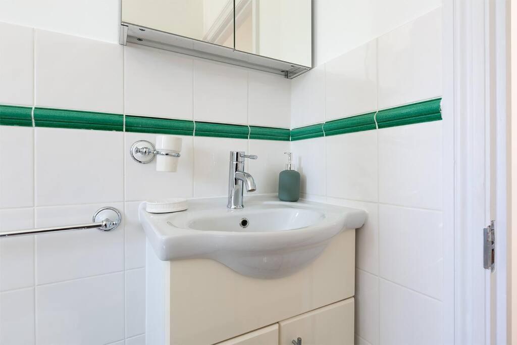 Lejlighed Spacious 3 Bedroom Flat With Terrace London