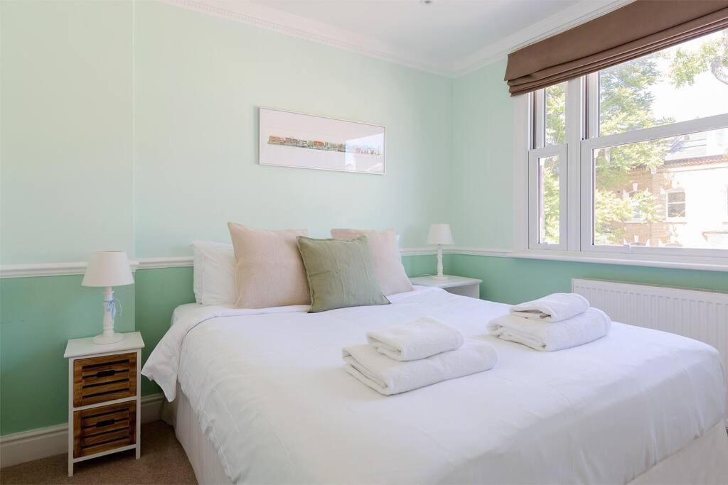 Lejlighed Spacious 3 Bedroom Flat With Terrace *