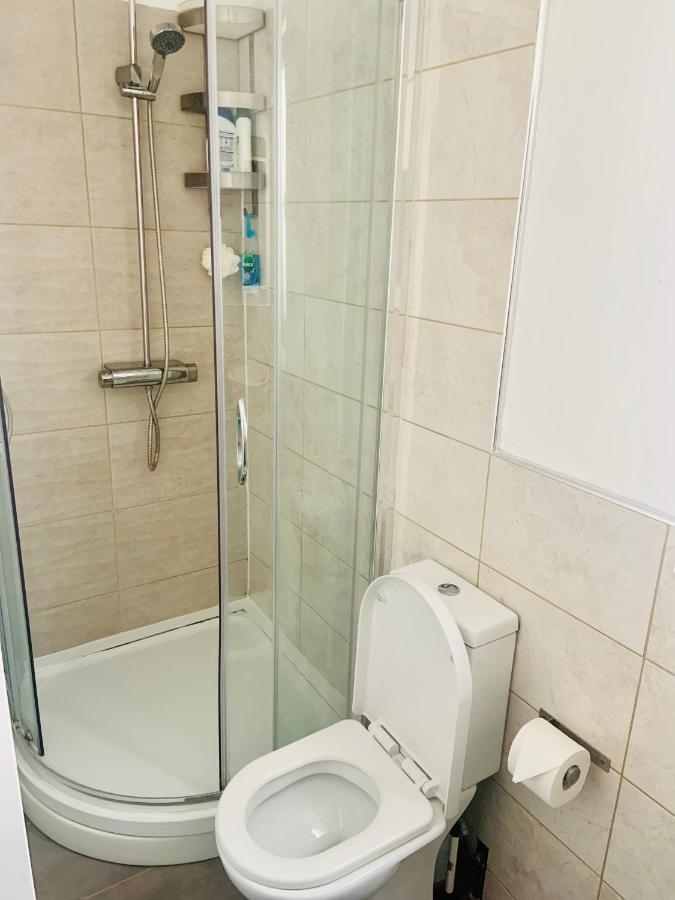 Beautiful Self Contained Studio Leilighet London