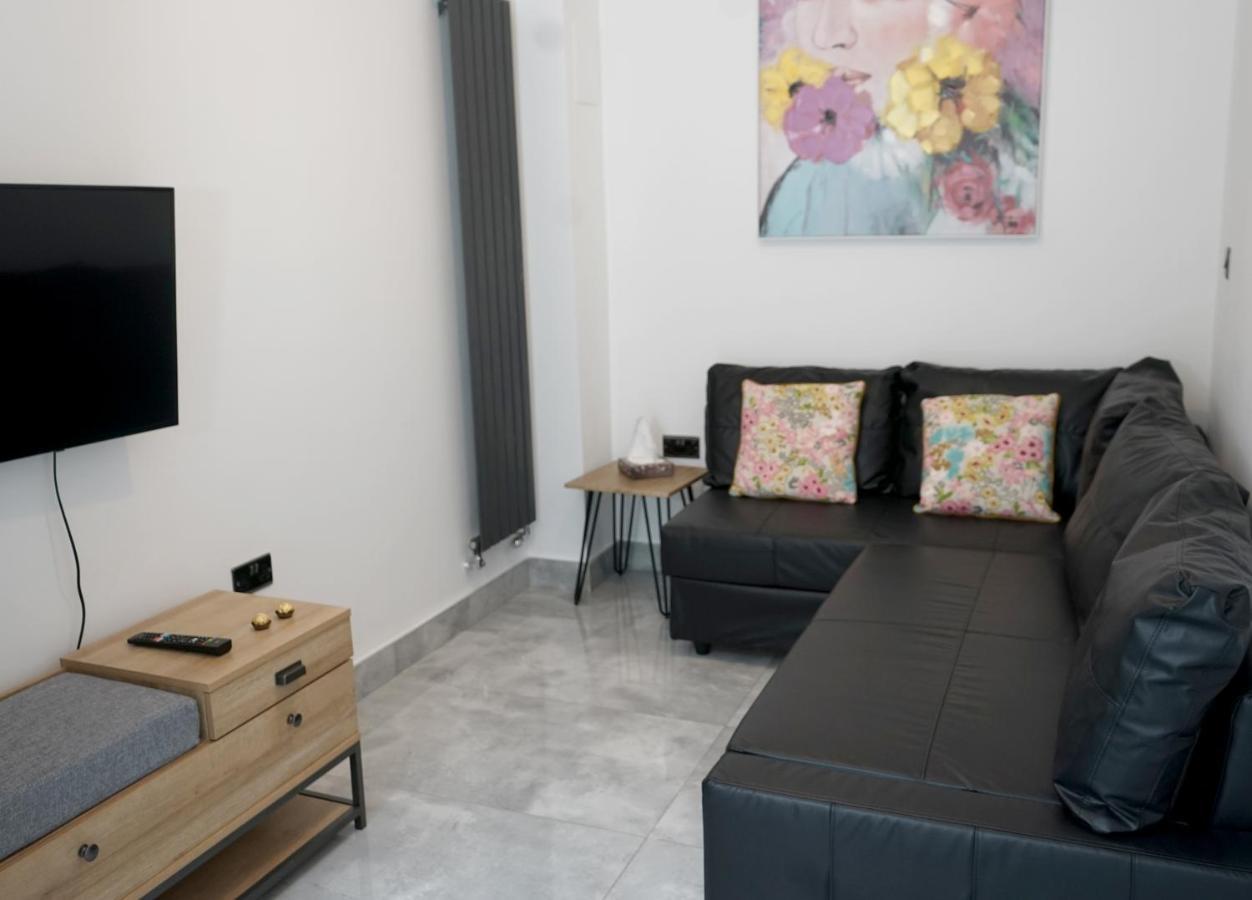 Luxury Garden Sleep 7, 2 Mins To Metro Lejlighed