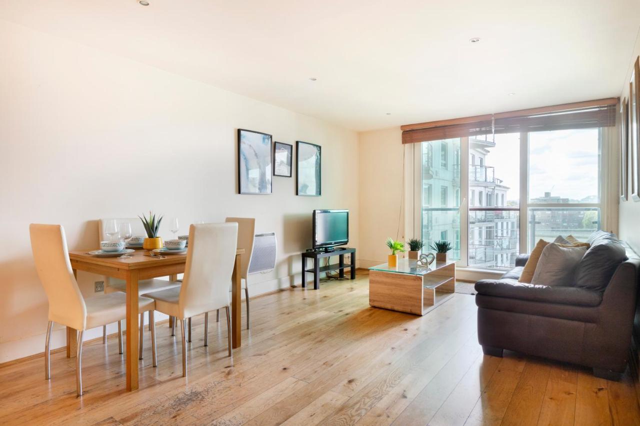 Beautiful River View Close To Eye * London