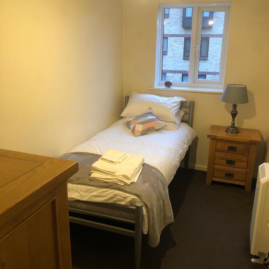 2 Bedroom, Near Station, Fast Wi-fi, Free Parking! Apartment *