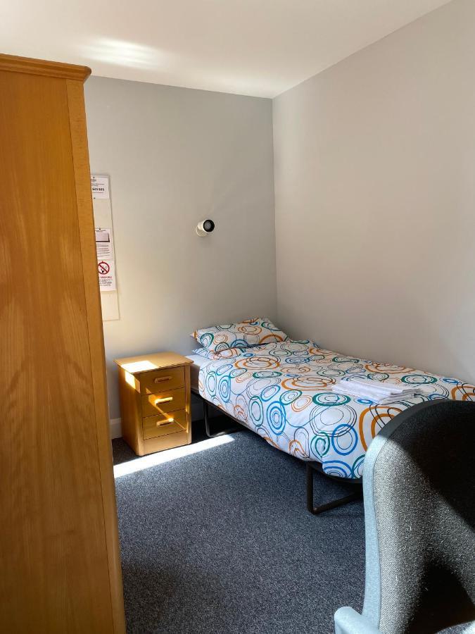 Charming For Students Only, Cricklewood Lane - Sk