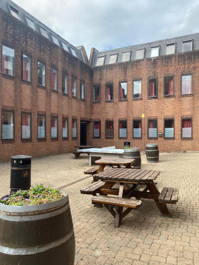 Charming For Students Only, Cricklewood Lane - Sk * Londen