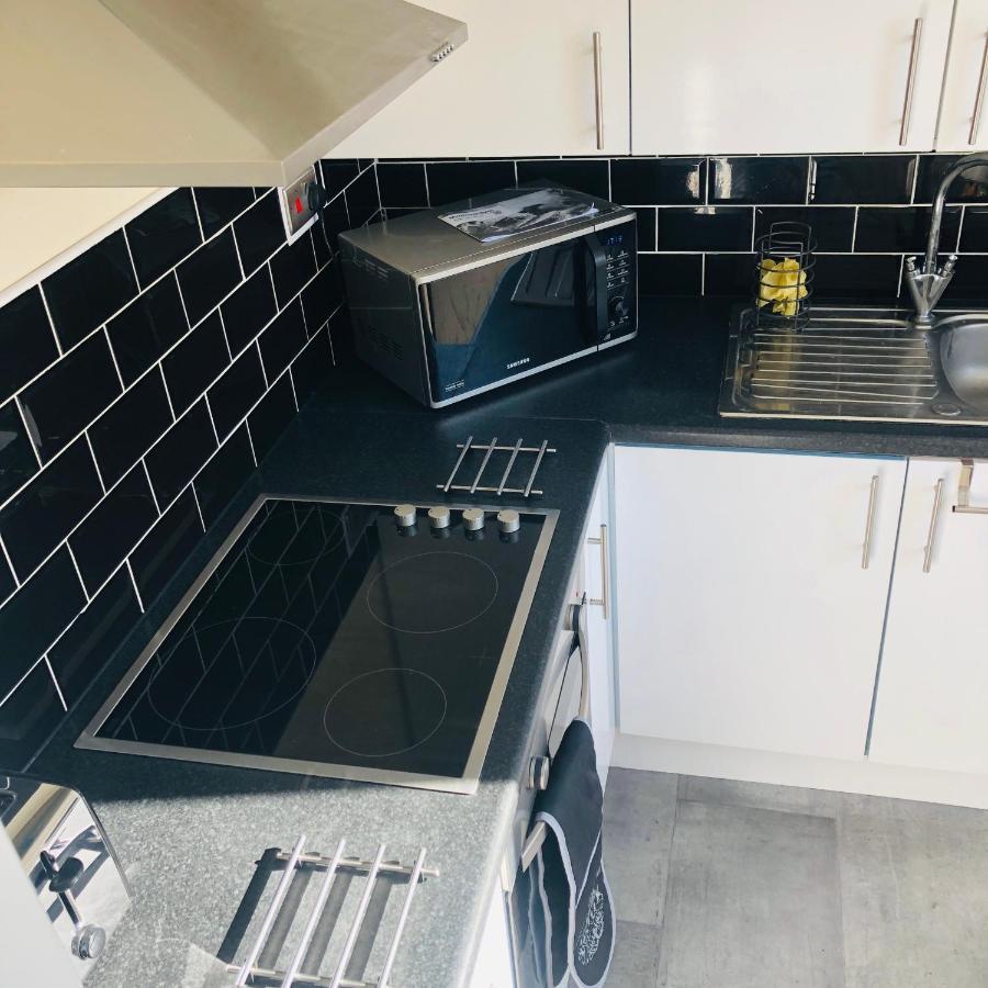 2 Bedroom, Near Station, Fast Wi-fi, Free Parking! Apartment *