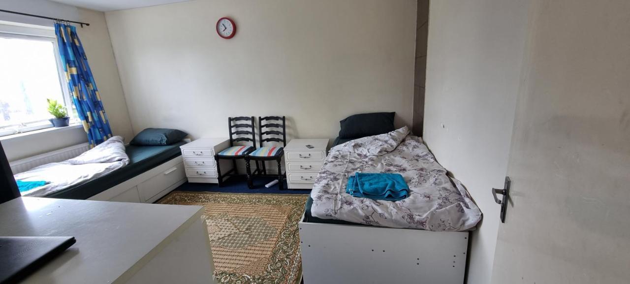 Private In Shares Flat Near Heathrow Airport Lägenhet London