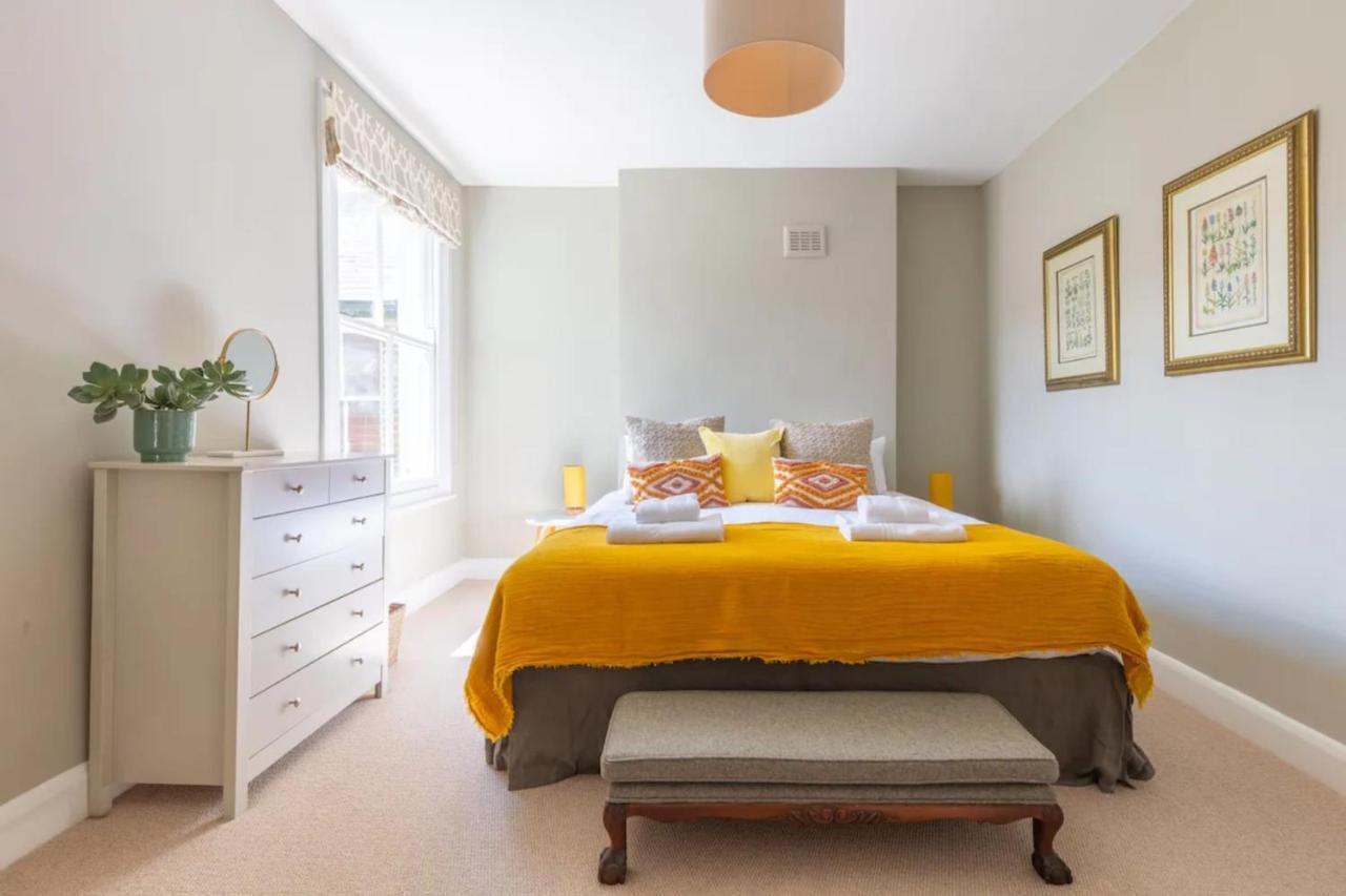 Luxuriously Designed 3 Bedroom In Clapham Apartment *