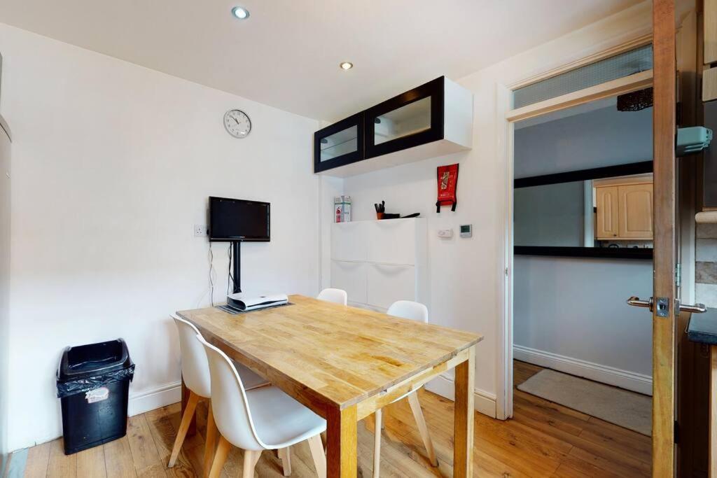 Spacious 4 Bedroom With Garden In Appartement Londres