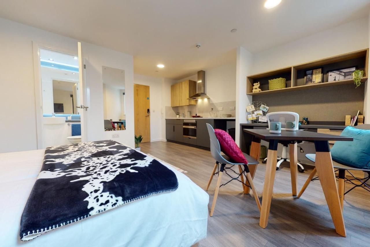 Apartment Studios And Cozy Ensuites With Shared Kitchen At Canvas Wembley Apartments *