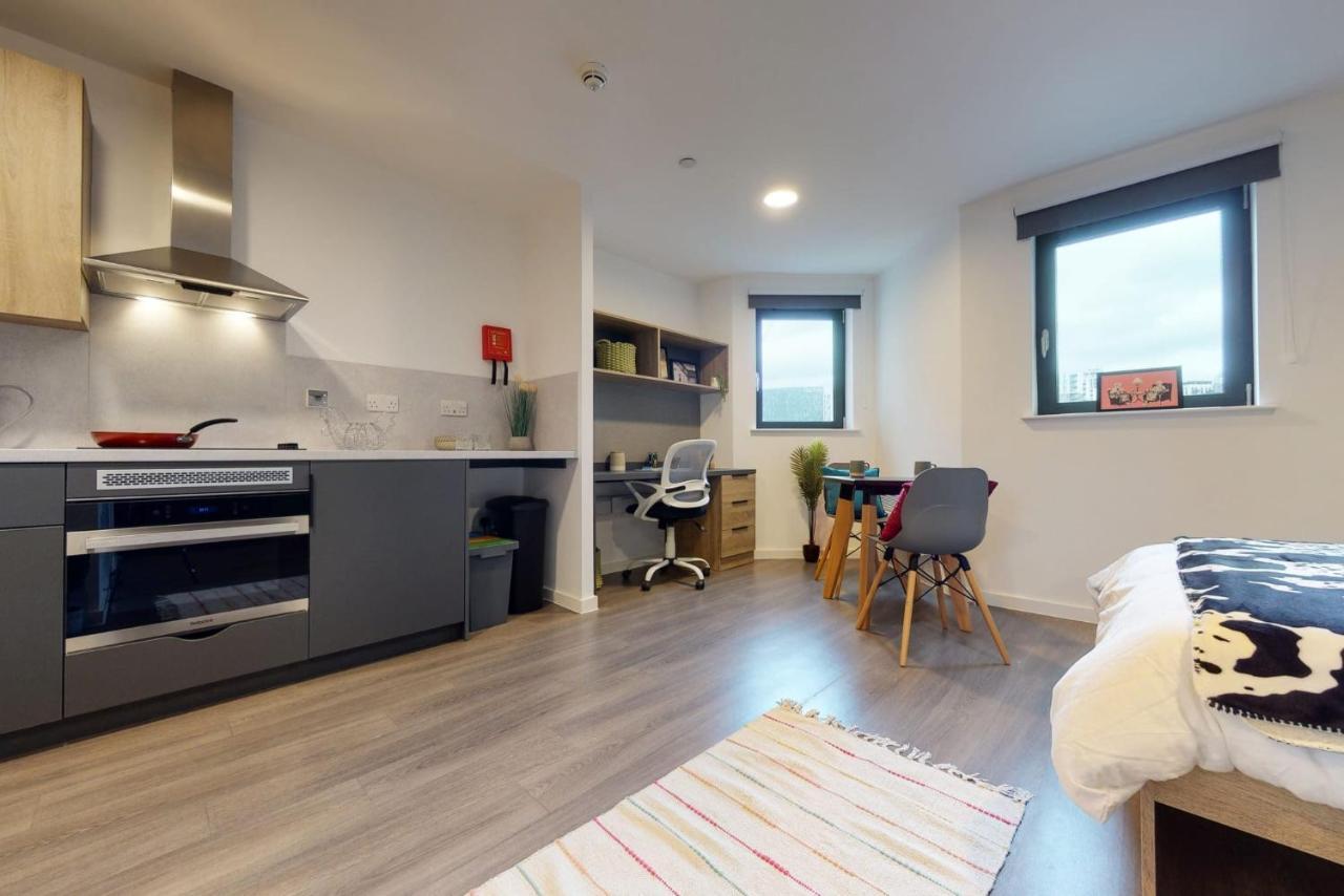 Apartment Studios And Cozy Ensuites With Shared Kitchen At Canvas Wembley Apartments *