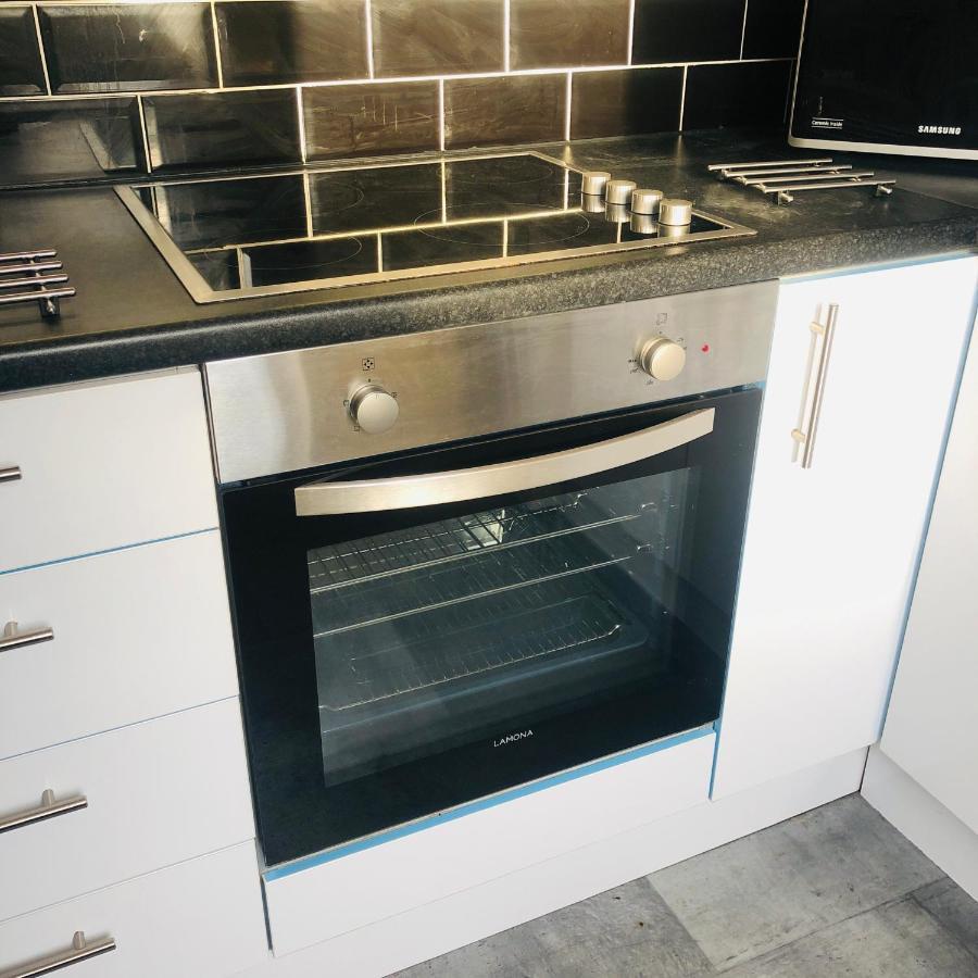 2 Bedroom, Near Station, Fast Wi-fi, Free Parking! * London