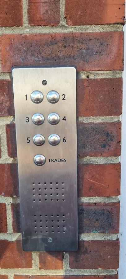 Private In Shares Flat Near Heathrow Airport Lägenhet *