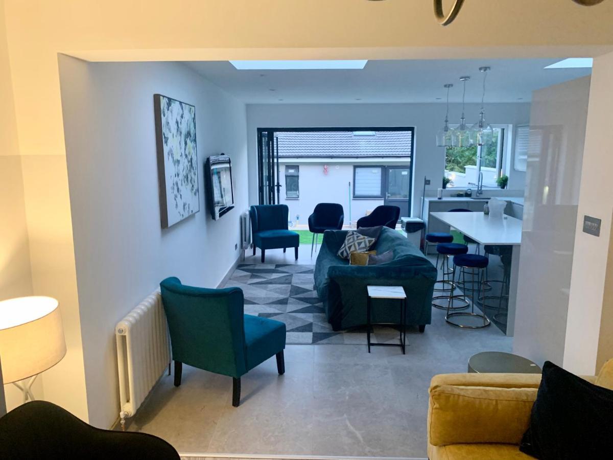 3 Cosy Homes Walking Distance To Mall With Parking Available To Book Separately 3 Bed House Or 1 Bed Or *