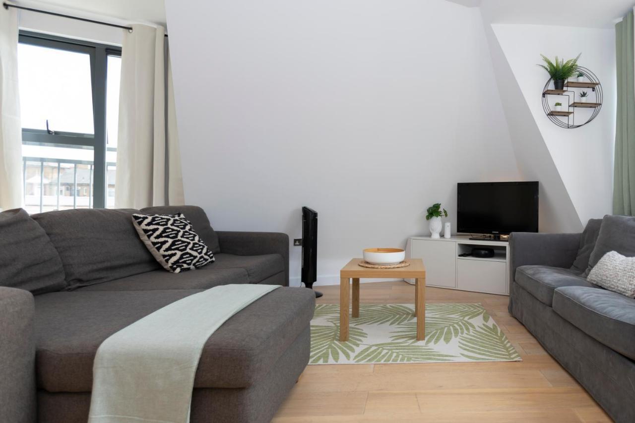 Stunning 3 Bedroom Penthouse With Terrace And Lift London