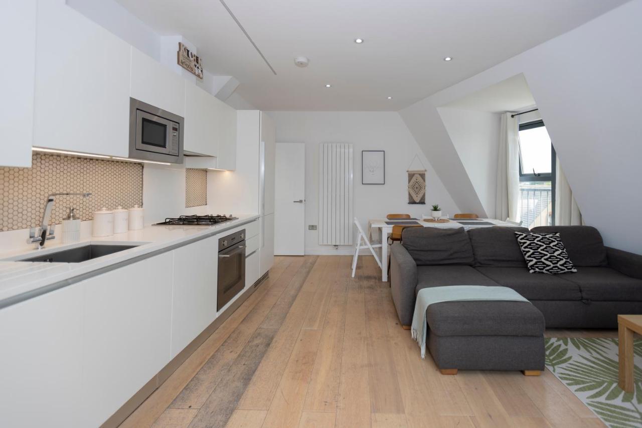 Stunning 3 Bedroom Penthouse With Terrace And Lift London