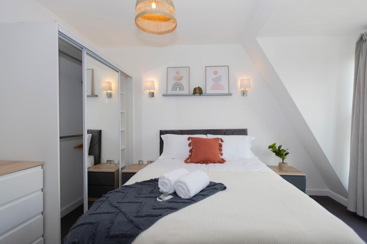 Stunning 3 Bedroom Penthouse With Terrace And Lift * London
