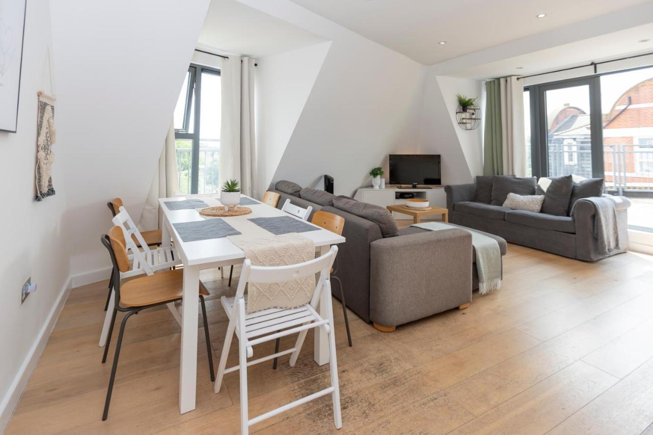Stunning 3 Bedroom Penthouse With Terrace And Lift Apartment London