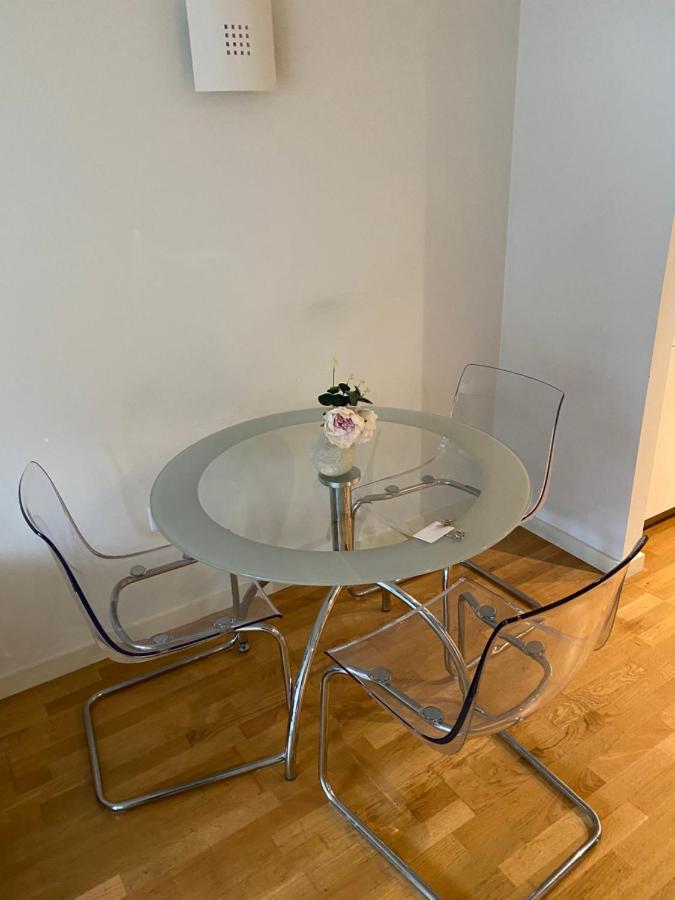 Luxury 1 Bedroom Minutes Walk From Canary Wharf *
