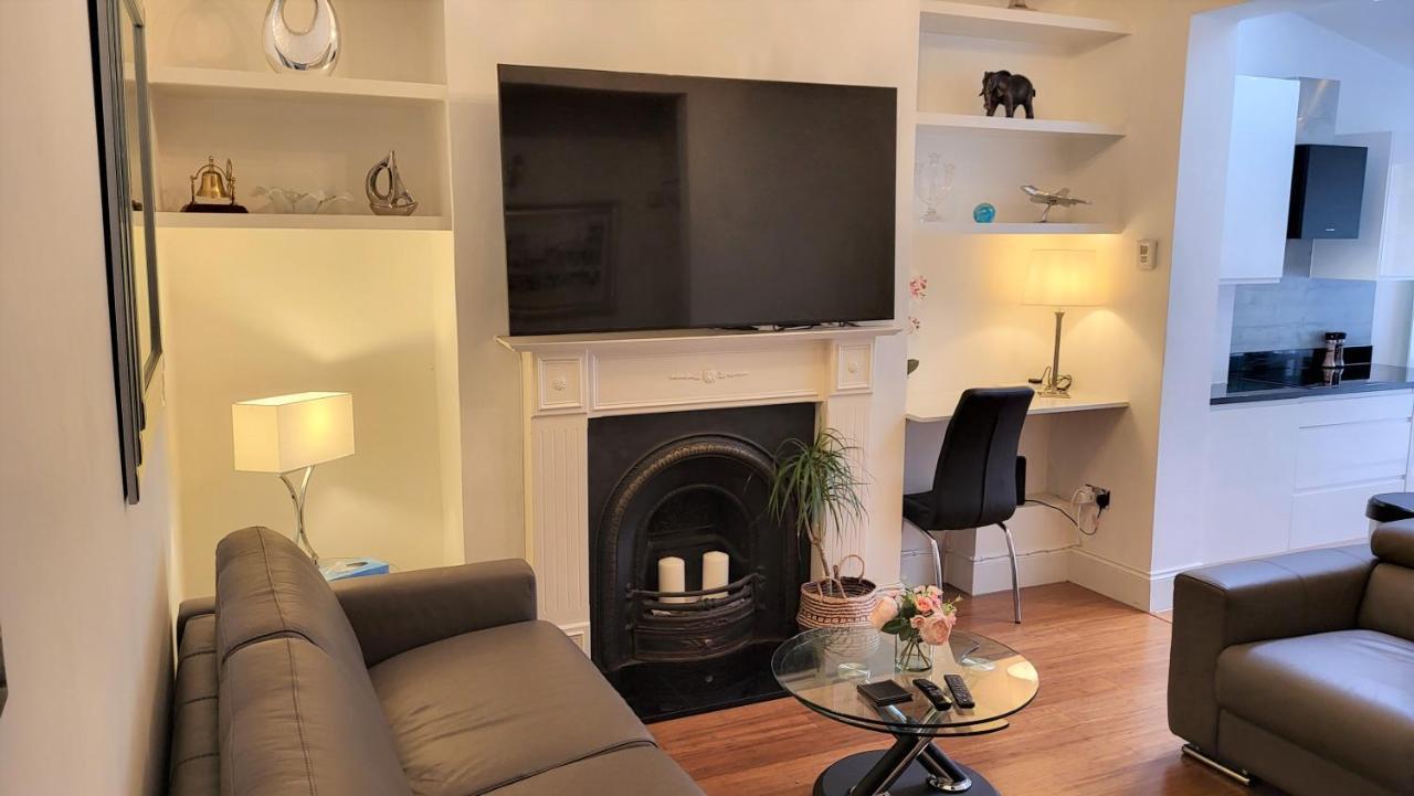 2 Bed Luxury Service In The Heart Of Chiswick Town, W4 Zone 2 Londra