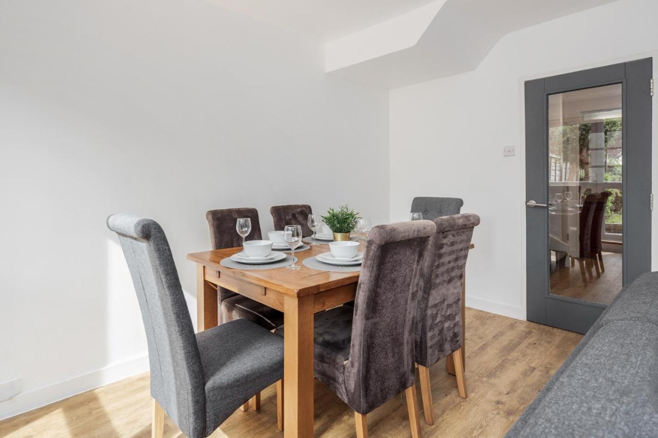 Hébergement de vacances Carlile House - 5 Bedroom, Sleeps 8, Free Parking, 2 Bathrooms By Damask Homes