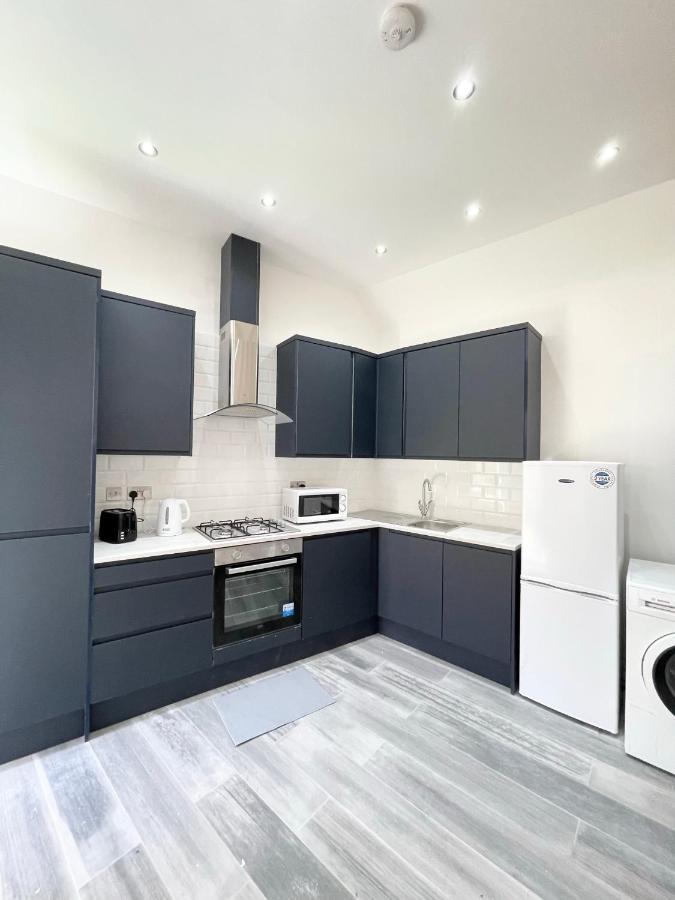 Lovely 4 Bed Perfect For Families! Lägenhet