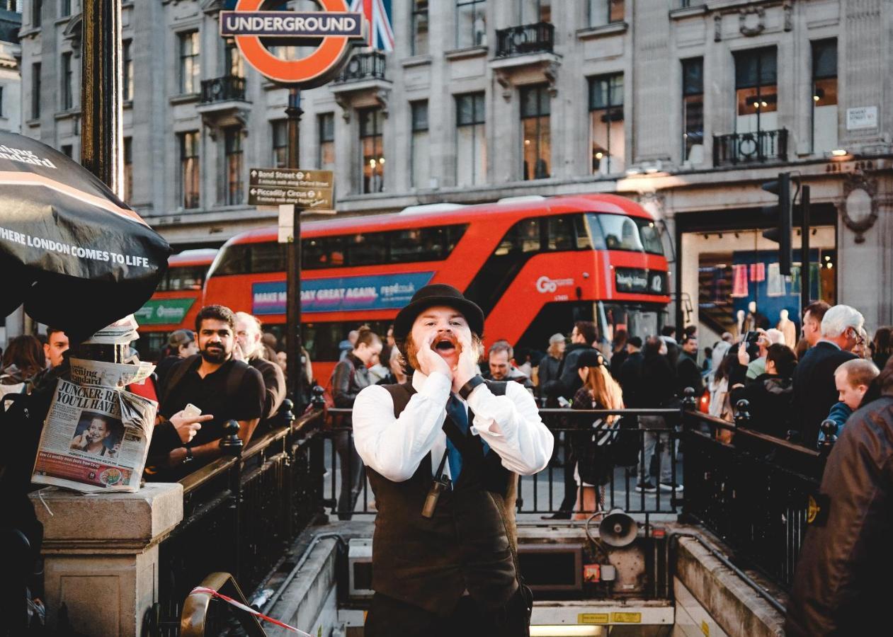 At Piccadilly * Londra