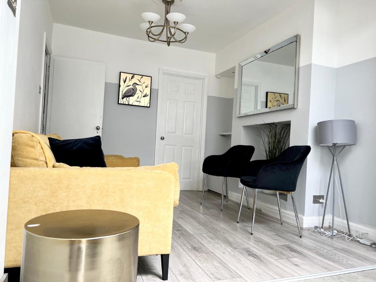 3 Cosy Homes Walking Distance To Mall With Parking Available To Book Separately 3 Bed House Or 1 Bed Or Vakantiehuis Londen