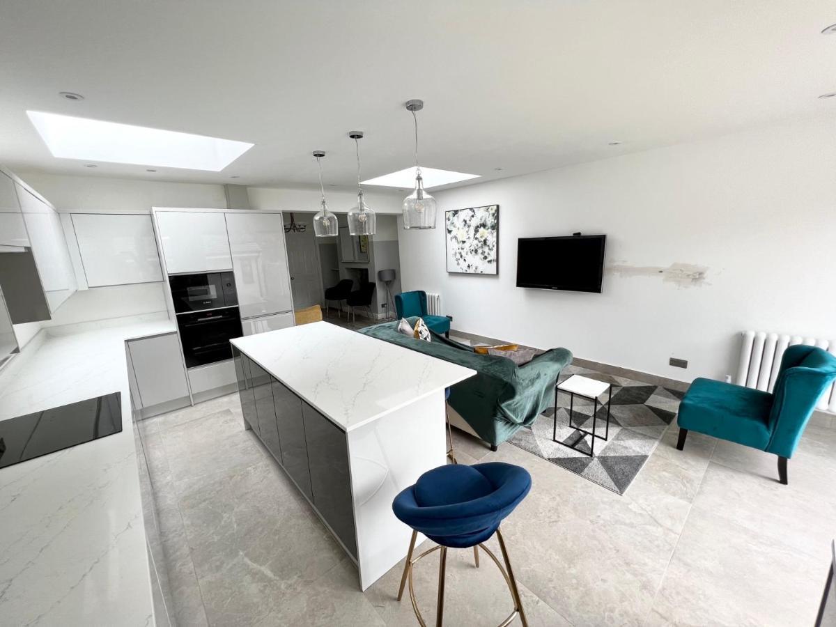 3 Cosy Homes Walking Distance To Mall With Parking Available To Book Separately 3 Bed House Or 1 Bed Or