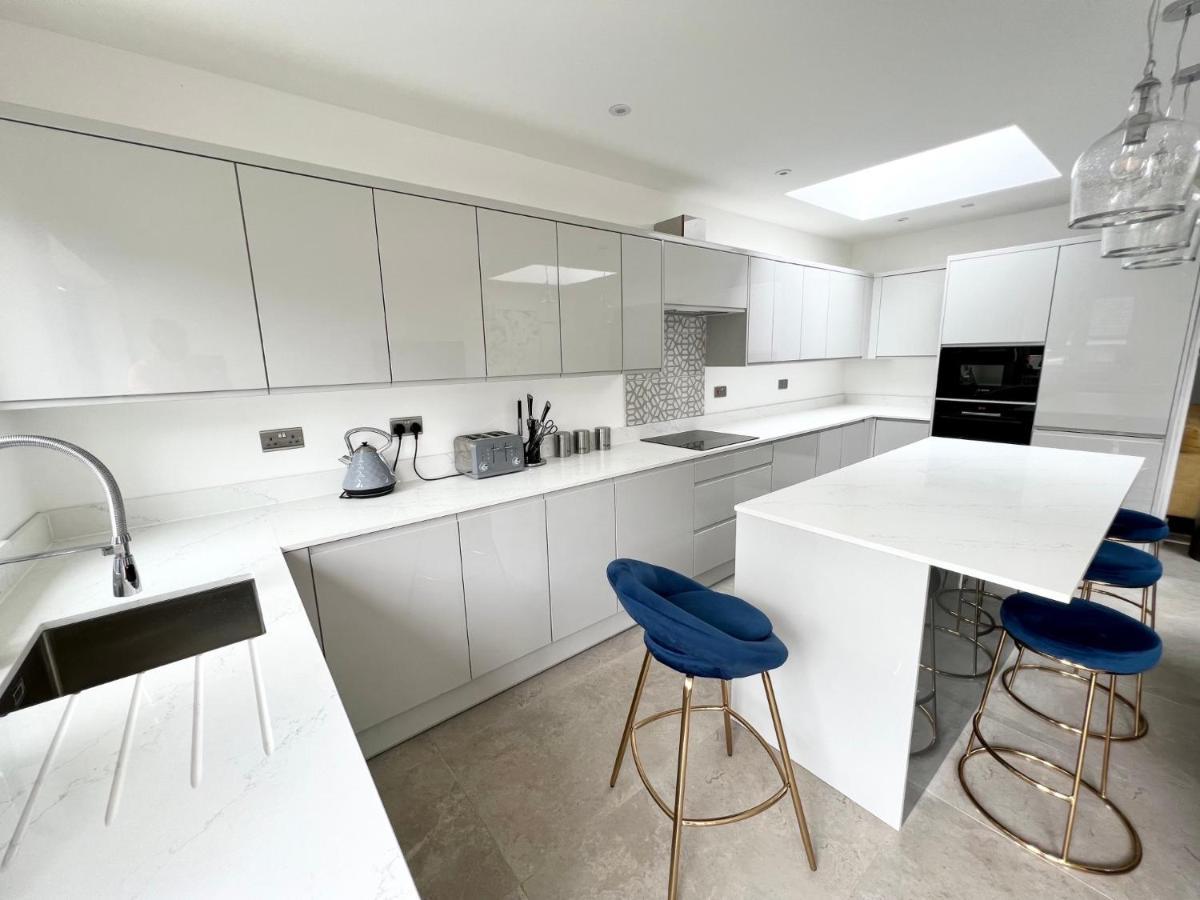 3 Cosy Homes Walking Distance To Mall With Parking Available To Book Separately 3 Bed House Or 1 Bed Or Vakantiehuis *