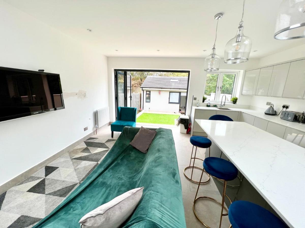 3 Cosy Homes Walking Distance To Mall With Parking Available To Book Separately 3 Bed House Or 1 Bed Or Londen
